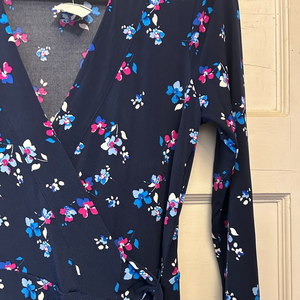NWT VERSATILE Floral Wrap Dress w/V Neck and a Comfortable Knit Fit - Picture 3 of 12